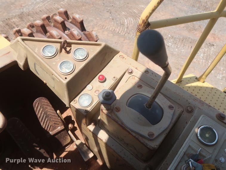 image for item DJ1835 1989 Caterpillar 815B  soil compactor