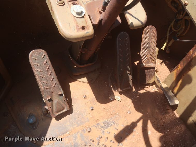 image for item DJ1835 1989 Caterpillar 815B  soil compactor