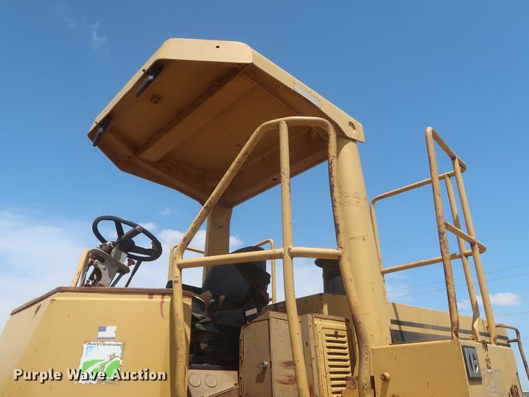 image for item DJ1835 1989 Caterpillar 815B  soil compactor