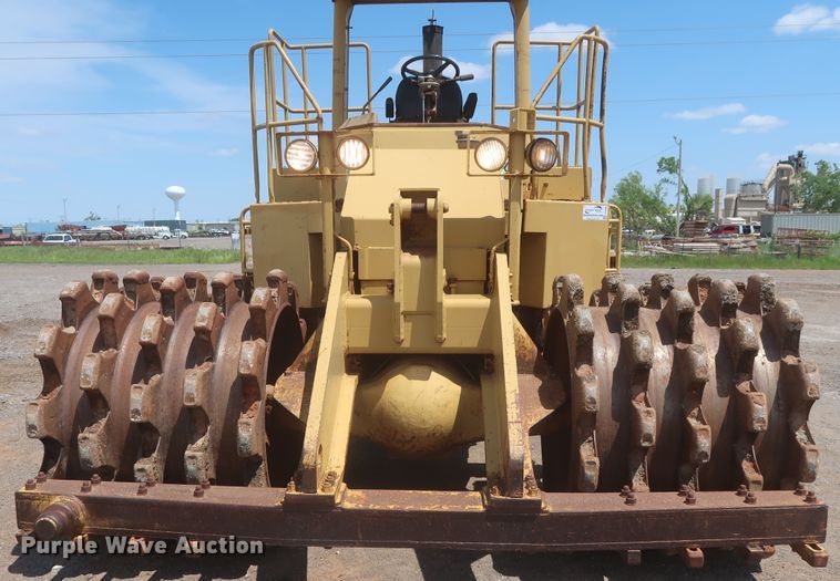 image for item DJ1835 1989 Caterpillar 815B  soil compactor