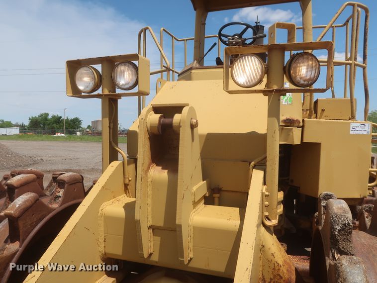 image for item DJ1835 1989 Caterpillar 815B  soil compactor