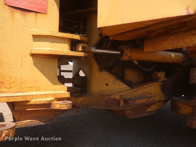 image for item DJ1835 1989 Caterpillar 815B  soil compactor