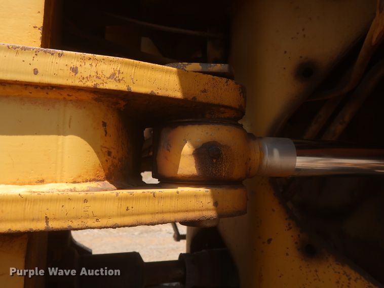 image for item DJ1835 1989 Caterpillar 815B  soil compactor