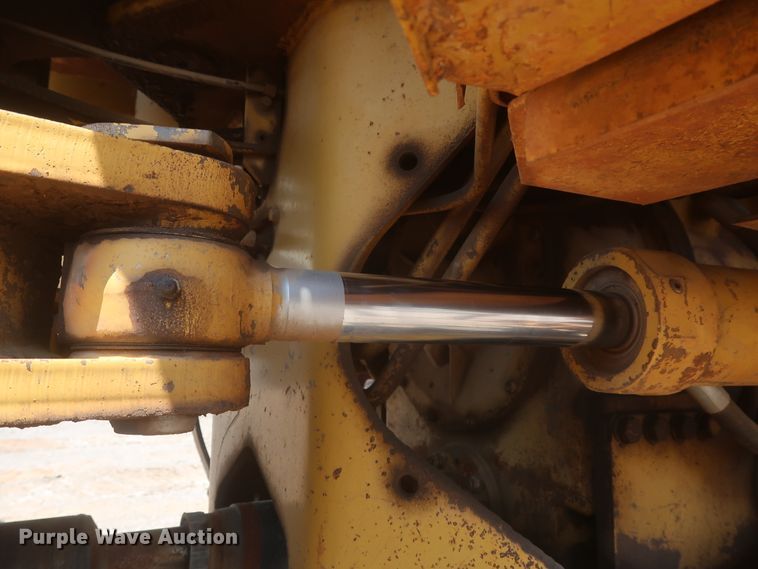 image for item DJ1835 1989 Caterpillar 815B  soil compactor