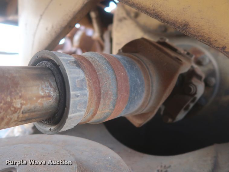 image for item DJ1835 1989 Caterpillar 815B  soil compactor