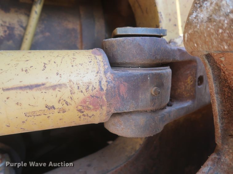 image for item DJ1835 1989 Caterpillar 815B  soil compactor