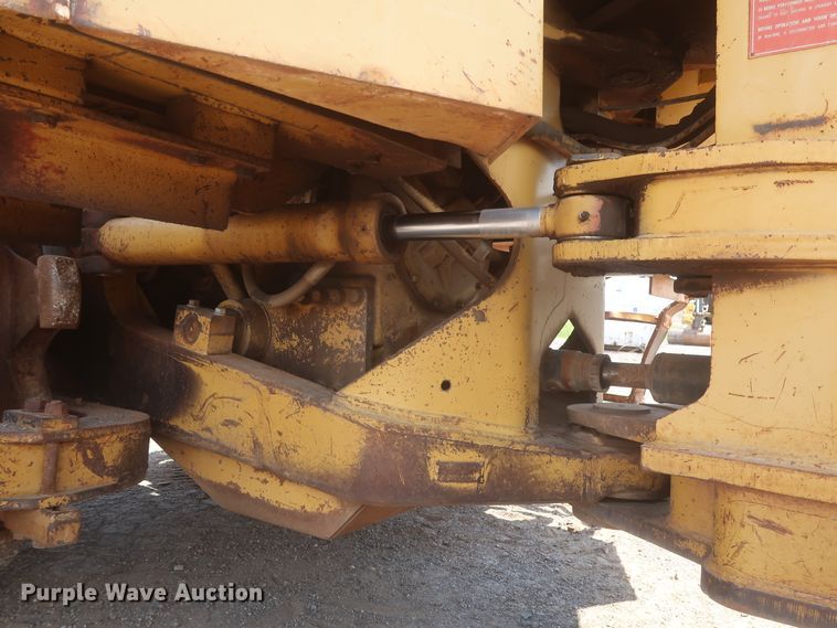 image for item DJ1835 1989 Caterpillar 815B  soil compactor