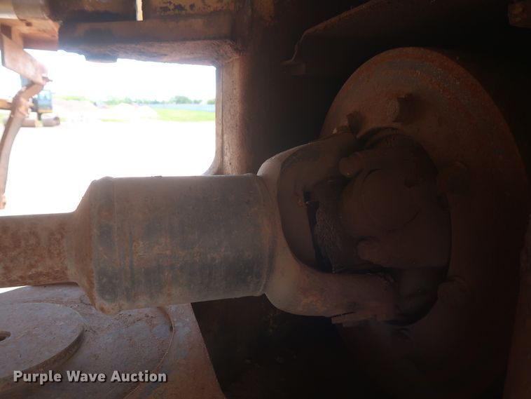 image for item DJ1835 1989 Caterpillar 815B  soil compactor