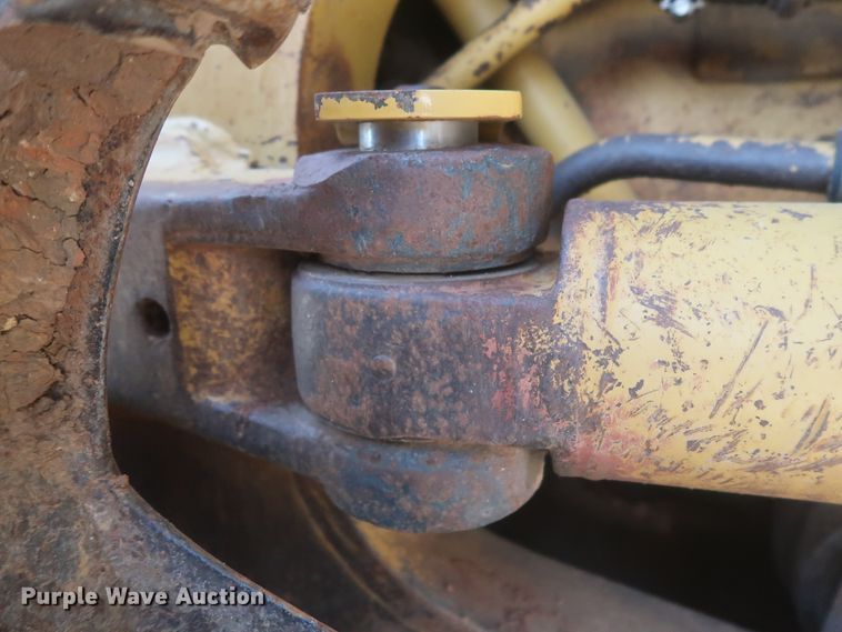 image for item DJ1835 1989 Caterpillar 815B  soil compactor