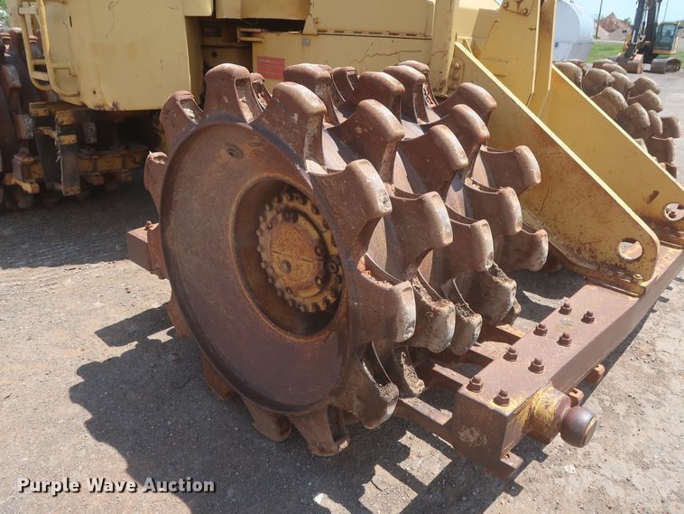 image for item DJ1835 1989 Caterpillar 815B  soil compactor