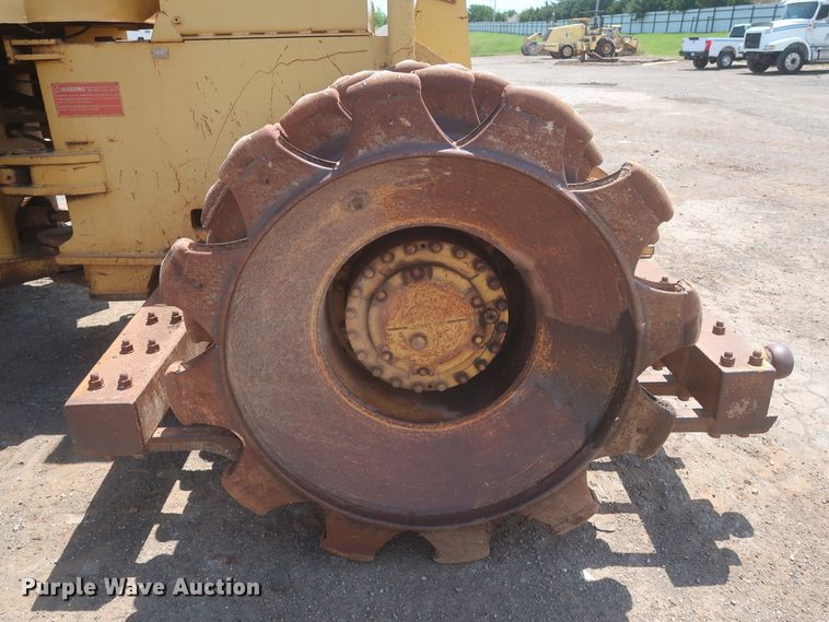 image for item DJ1835 1989 Caterpillar 815B  soil compactor