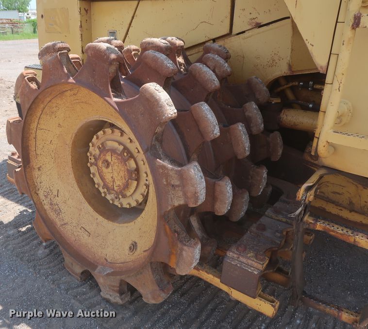 image for item DJ1835 1989 Caterpillar 815B  soil compactor