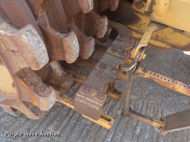 image for item DJ1835 1989 Caterpillar 815B  soil compactor