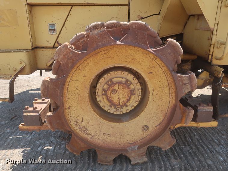 image for item DJ1835 1989 Caterpillar 815B  soil compactor