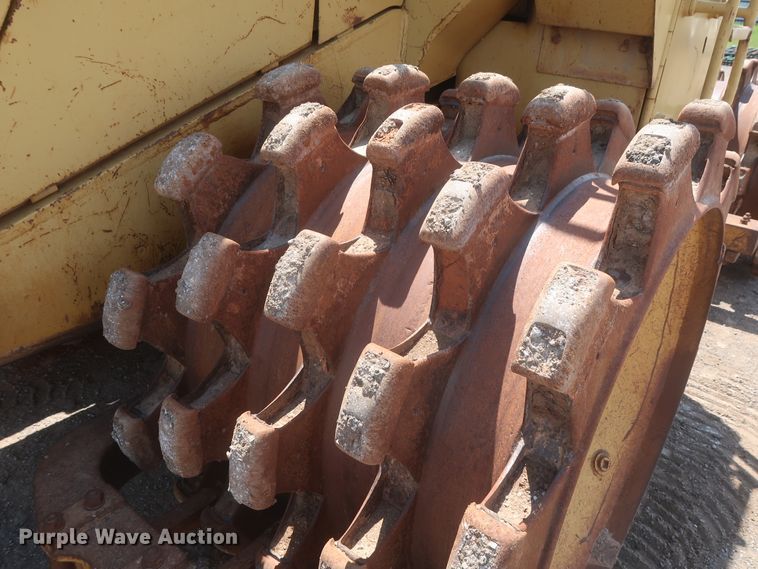 image for item DJ1835 1989 Caterpillar 815B  soil compactor