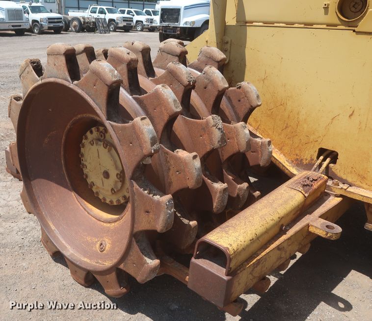 image for item DJ1835 1989 Caterpillar 815B  soil compactor