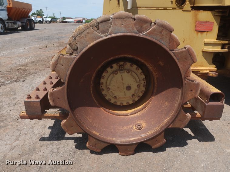 image for item DJ1835 1989 Caterpillar 815B  soil compactor