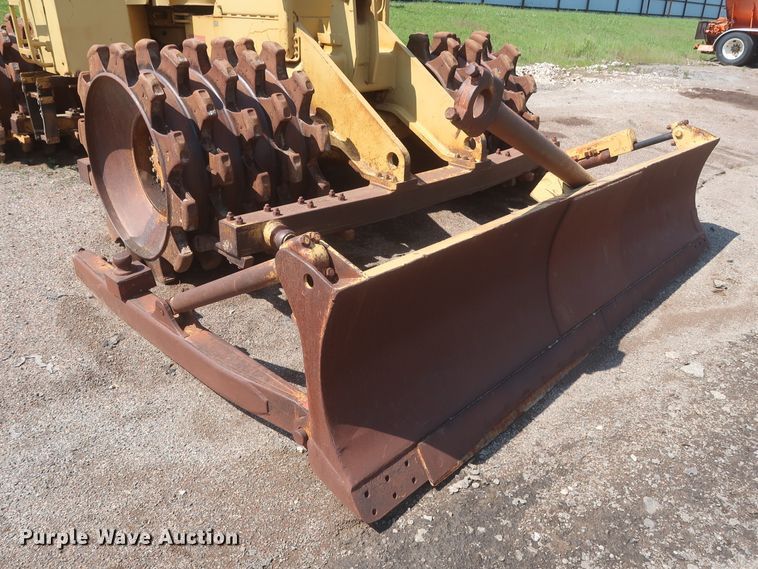 image for item DJ1835 1989 Caterpillar 815B  soil compactor
