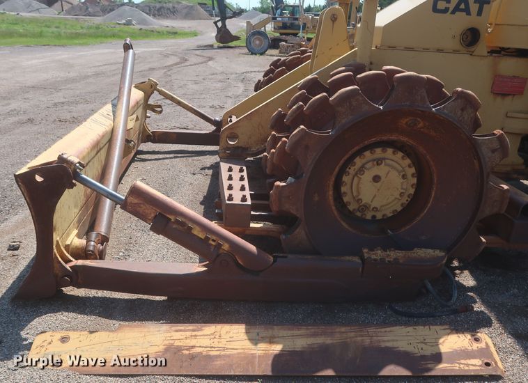 image for item DJ1835 1989 Caterpillar 815B  soil compactor