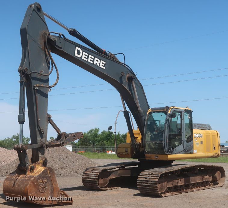 image for item DJ1904 2007 John Deere 240DLC  excavator