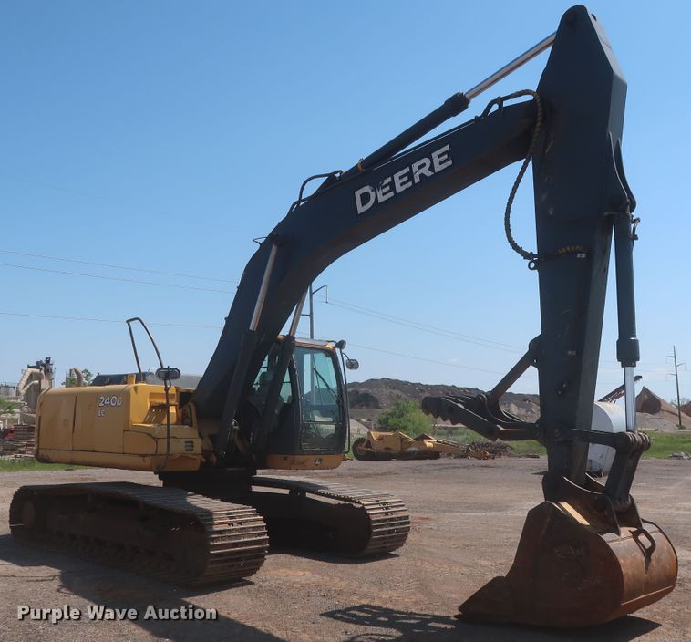 image for item DJ1904 2007 John Deere 240DLC  excavator