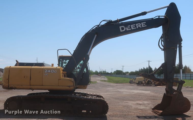 image for item DJ1904 2007 John Deere 240DLC  excavator