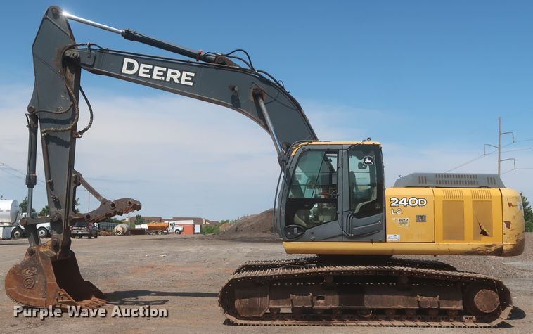 image for item DJ1904 2007 John Deere 240DLC  excavator