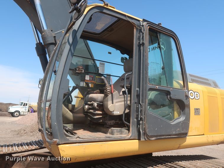 image for item DJ1904 2007 John Deere 240DLC  excavator
