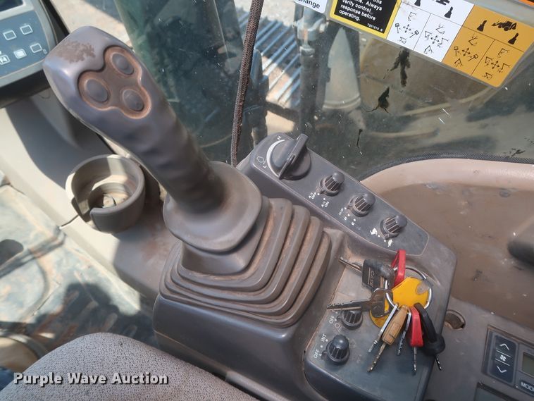 image for item DJ1904 2007 John Deere 240DLC  excavator