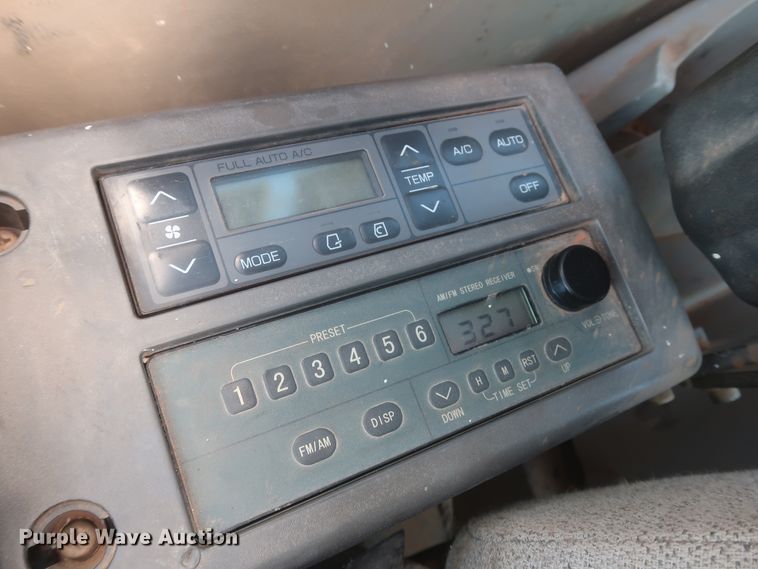 image for item DJ1904 2007 John Deere 240DLC  excavator