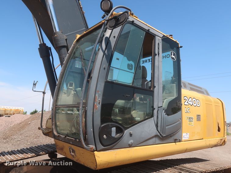 image for item DJ1904 2007 John Deere 240DLC  excavator