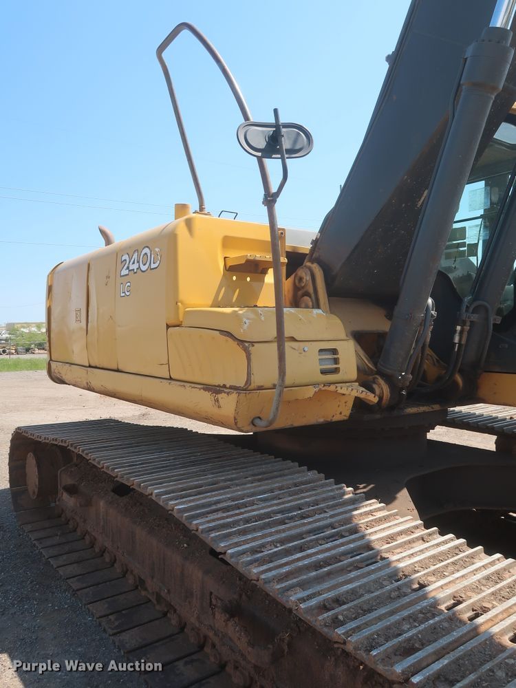 image for item DJ1904 2007 John Deere 240DLC  excavator