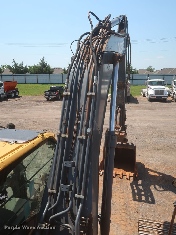 image for item DJ1904 2007 John Deere 240DLC  excavator