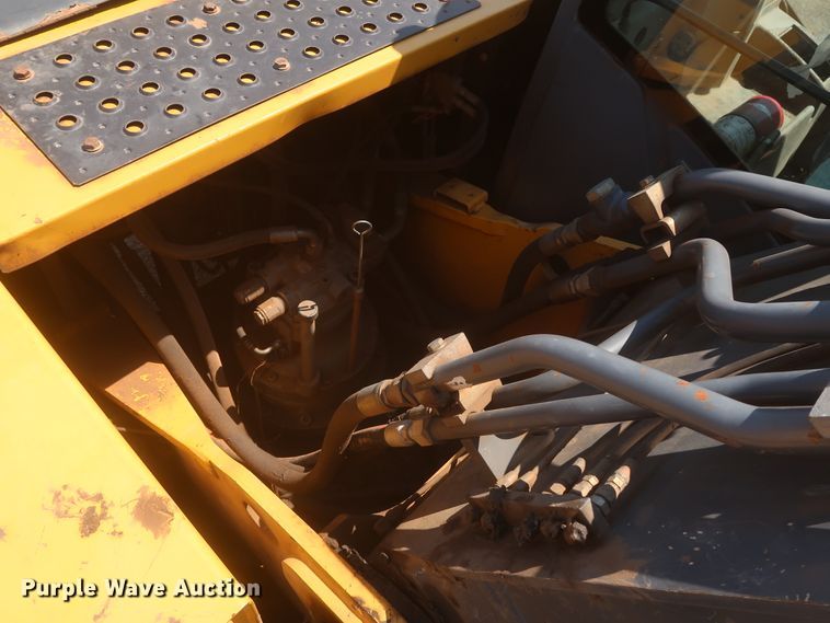 image for item DJ1904 2007 John Deere 240DLC  excavator