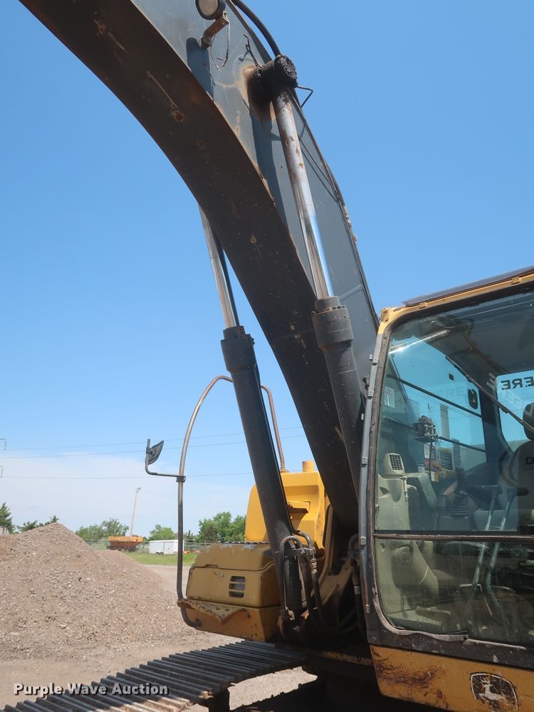 image for item DJ1904 2007 John Deere 240DLC  excavator