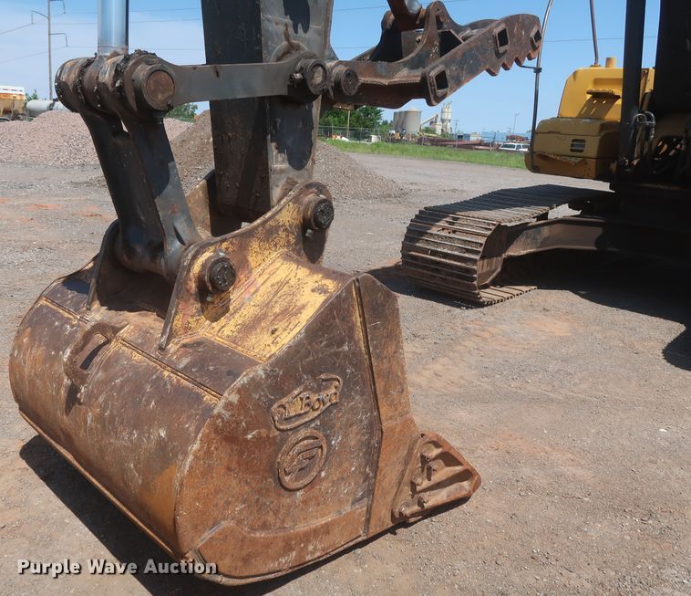 image for item DJ1904 2007 John Deere 240DLC  excavator