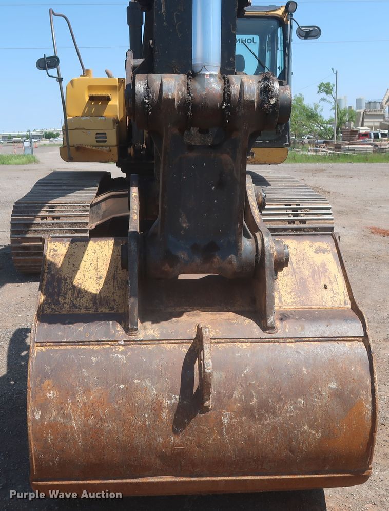 image for item DJ1904 2007 John Deere 240DLC  excavator