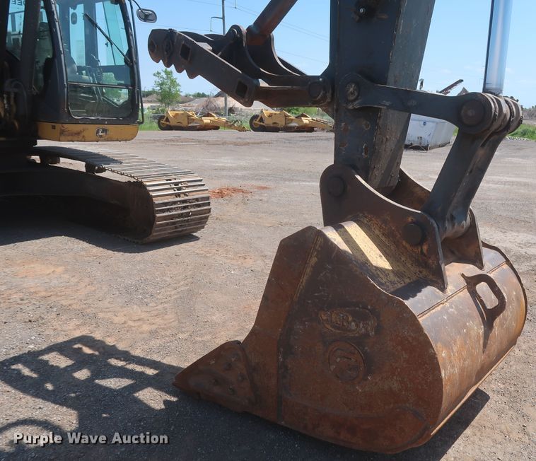 image for item DJ1904 2007 John Deere 240DLC  excavator