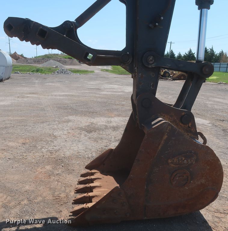 image for item DJ1904 2007 John Deere 240DLC  excavator