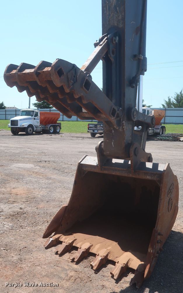 image for item DJ1904 2007 John Deere 240DLC  excavator