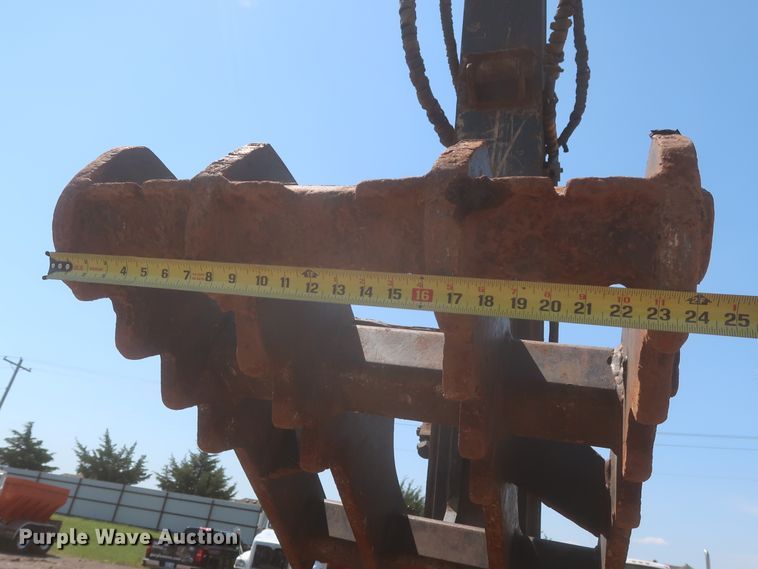 image for item DJ1904 2007 John Deere 240DLC  excavator