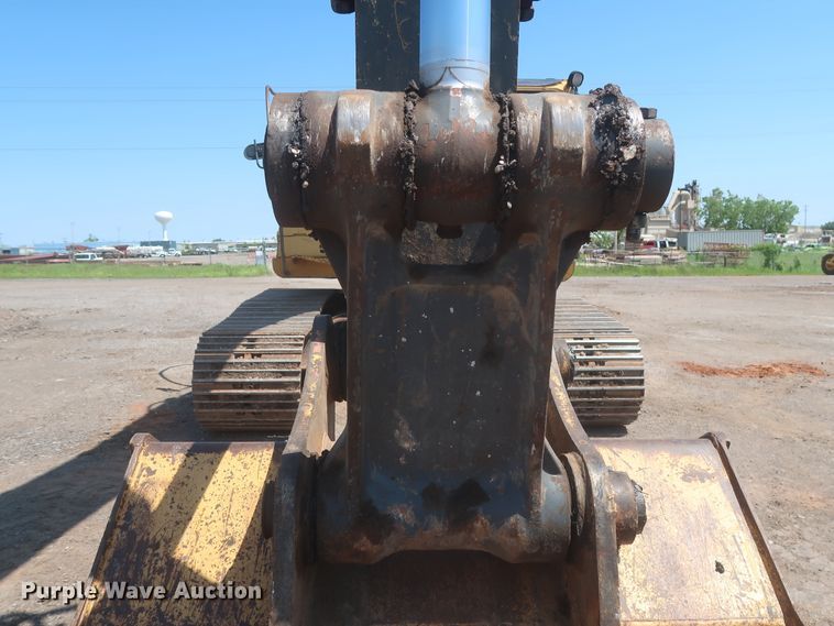 image for item DJ1904 2007 John Deere 240DLC  excavator