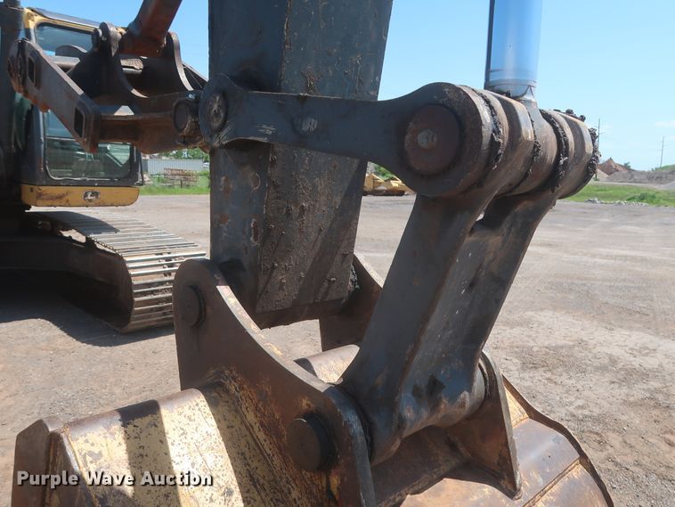 image for item DJ1904 2007 John Deere 240DLC  excavator