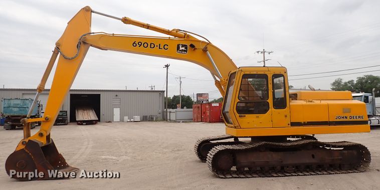image for item DJ5672 1991 John Deere 690D-LC  excavator