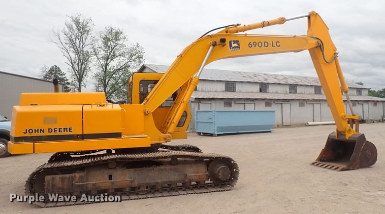 image for item DJ5672 1991 John Deere 690D-LC  excavator