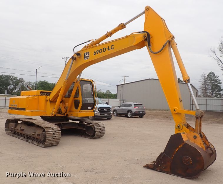 image for item DJ5672 1991 John Deere 690D-LC  excavator