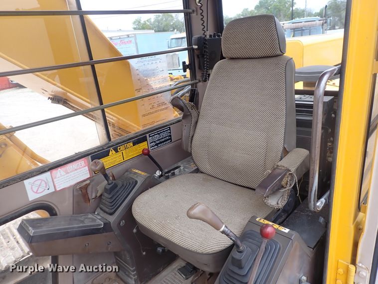 image for item DJ5672 1991 John Deere 690D-LC  excavator