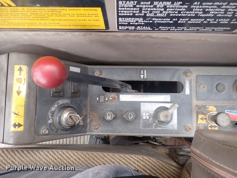 image for item DJ5672 1991 John Deere 690D-LC  excavator