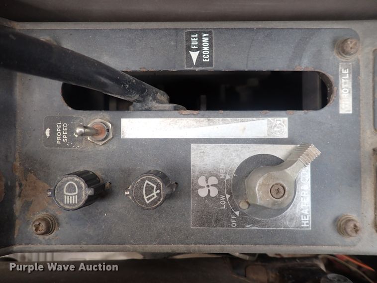 image for item DJ5672 1991 John Deere 690D-LC  excavator