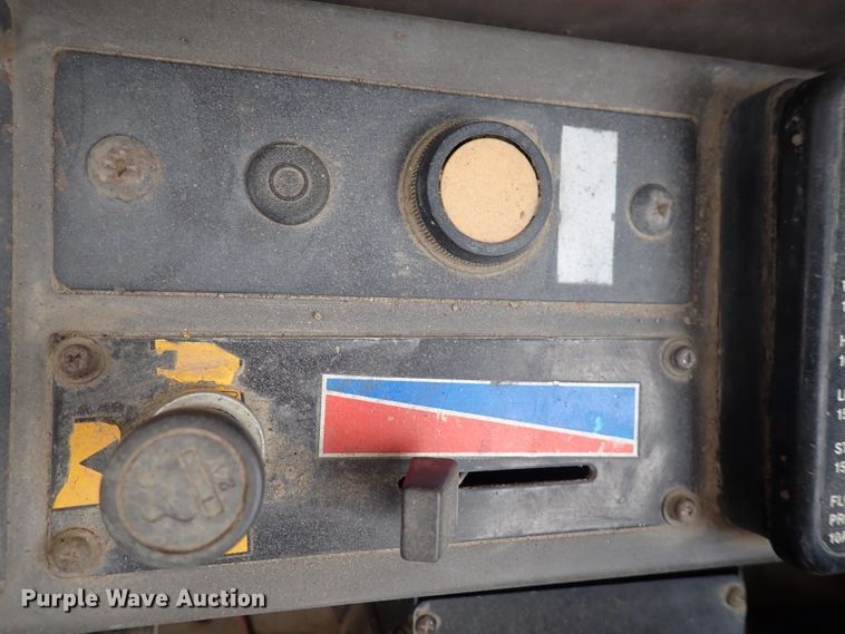 image for item DJ5672 1991 John Deere 690D-LC  excavator